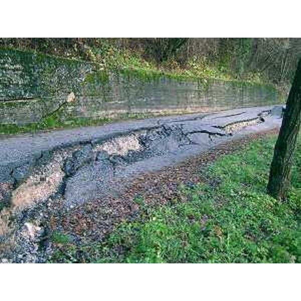 Frana sulla strada che collega il centro abitato di Frisanco alla borgata di Preplans. (Frisanco 29/11/12)