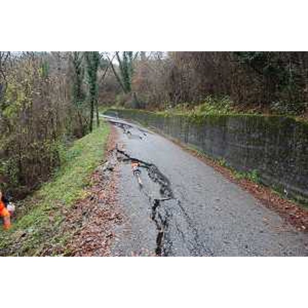 Frana sulla strada che collega il centro abitato di Frisanco alla borgata di Preplans. (Frisanco 29/11/12)