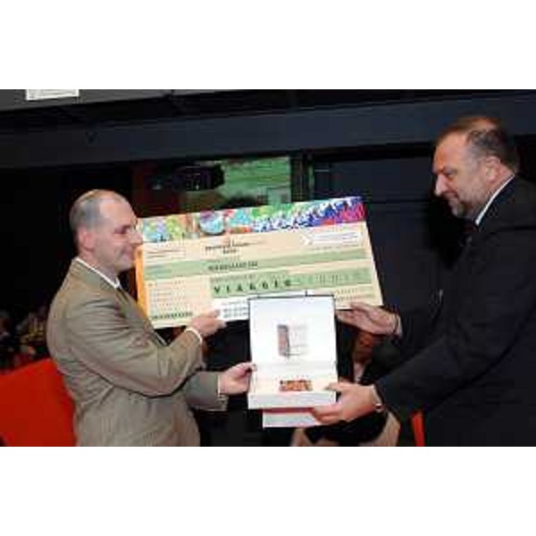 Roberto Cosolini (Assessore regionale al lavoro, formazione, università e ricerca) alla consegna del Premio Innovazione 2006 alla Microglass Srl, San Quirino (Pn). (Udine 26/03/07)