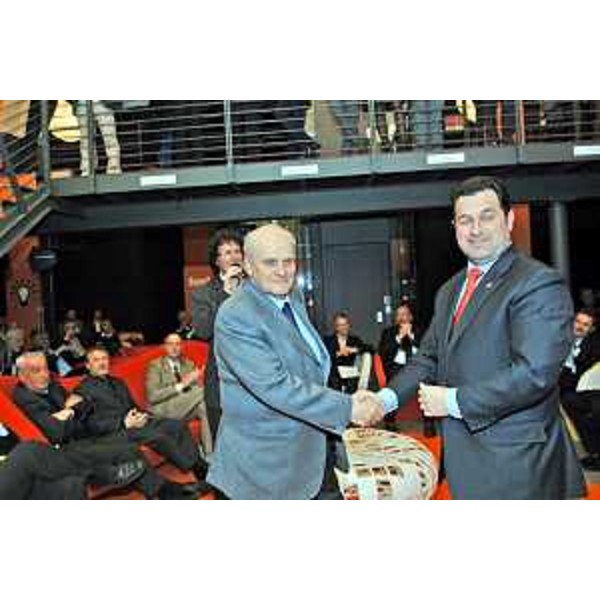 Franco Iacop (Assessore regionale per le relazioni internazionali, comunitarie e autonomie locali) alla consegna del Premio Innovazione 2006 alla Claber Spa di Fiume Veneto (Pn). (Udine 26/03/07)