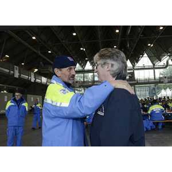 Un volontario di Protezione civile saluta Renzo Tondo (Presidente Friuli Venezia Giulia) all'annuale festa di ringraziamento della Regione alla Protezione civile del FVG. (Pordenone 01/12/12)