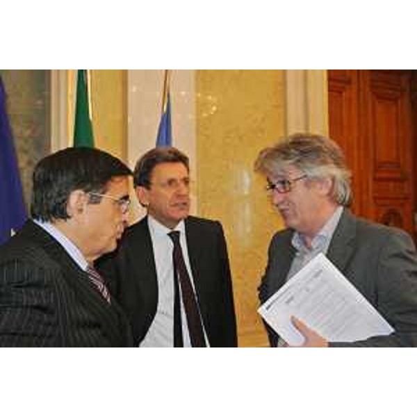 Maurizio Zappatori (Procuratore regionale Corte dei Conti), Paolo Simeon (Presidente Sezione giurisdizionale Corte dei Conti) e Renzo Tondo (Presidente Friuli Venezia Giulia), nella sede della Regione. (Trieste 03/12/12)