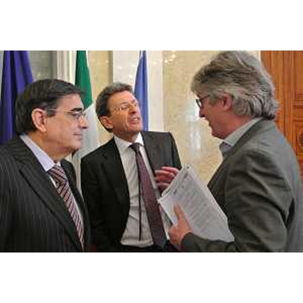 Maurizio Zappatori (Procuratore regionale Corte dei Conti), Paolo Simeon (Presidente Sezione giurisdizionale Corte dei Conti) e Renzo Tondo (Presidente Friuli Venezia Giulia), nella sede della Regione. (Trieste 03/12/12)