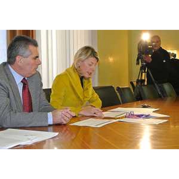 Roberto Rossetto (Direttore Servizio Polizia locale Regione) e Federica Seganti (Assessore regionale Sicurezza) durante la conferenza stampa sui finanziamenti erogati nel 2012 e sulle previsioni per il 2013 in tema di sicurezza. (Trieste 03/12/12)