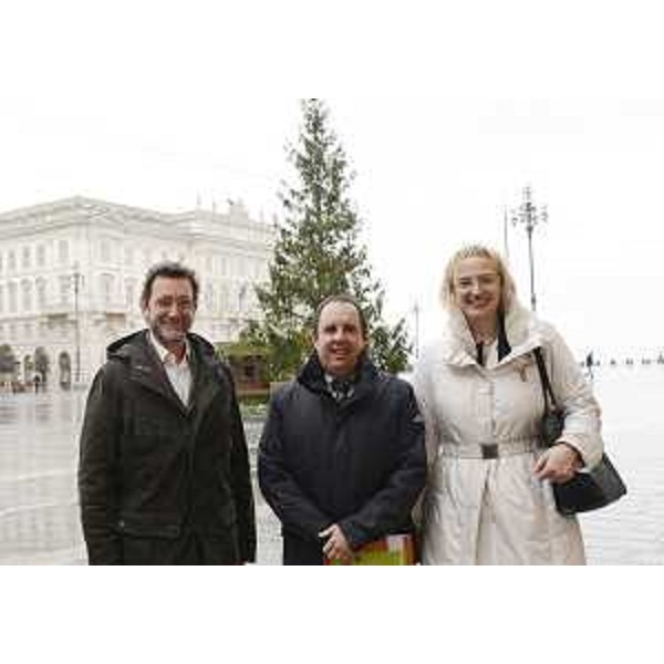 Claudio Violino (Assessore regionale Risorse forestali) tra gli assessori comunali Lorenzo Croattini (Qualità della città Udine) ed Elena Pellaschiar (Commercio e Artigianato Trieste) in piazza Unità d'Italia. (Trieste 04/12/12)
