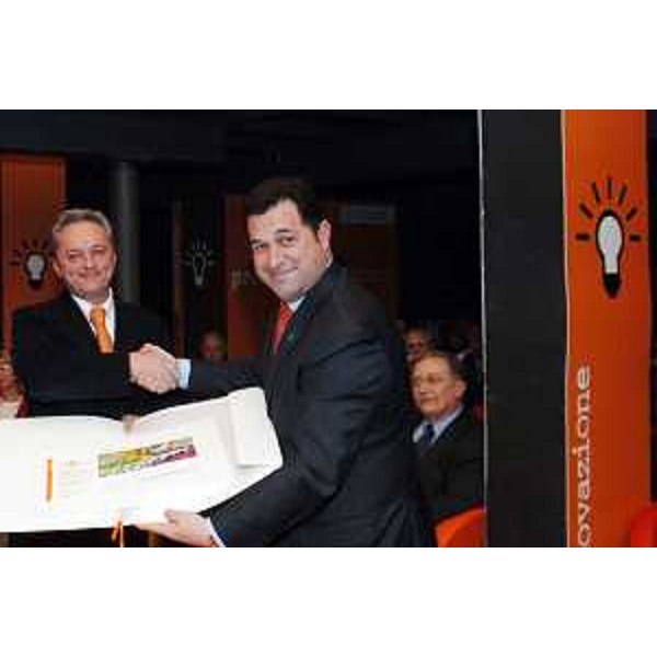 Franco Iacop (Assessore regionale per le relazioni internazionali, comunitarie e autonomie locali) alla consegna del Premio Innovazione 2006 al Comune di Terzo di Aquileia (Ud). (Udine 26/03/07)