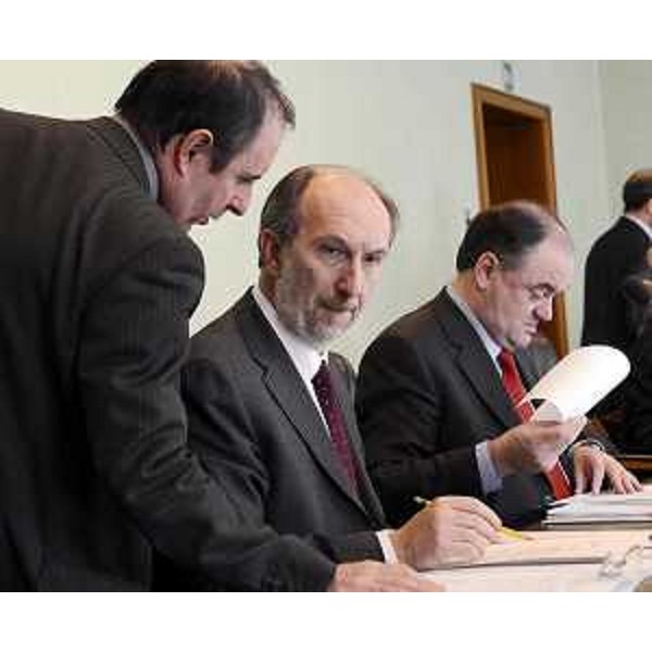 Gli assessori regionali C.Violino (Risorse rurali agroalimentari forestali), R.Riccardi (Infrastrutture Mobilità Pianificazione territoriale Lavori pubblici) e R.Molinaro (Istruzione Università Ricerca Famiglia Associazionismo Cooperazione) durante la riunione della Giunta regionale. (Trieste 05/12/12)