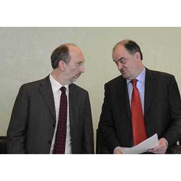 Gli assessori regionali R.Riccardi (Infrastrutture Mobilità Pianificazione territoriale Lavori pubblici) e R.Molinaro (Istruzione Università Ricerca Famiglia Associazionismo Cooperazione) durante la riunione della Giunta regionale. (Trieste 05/12/12)