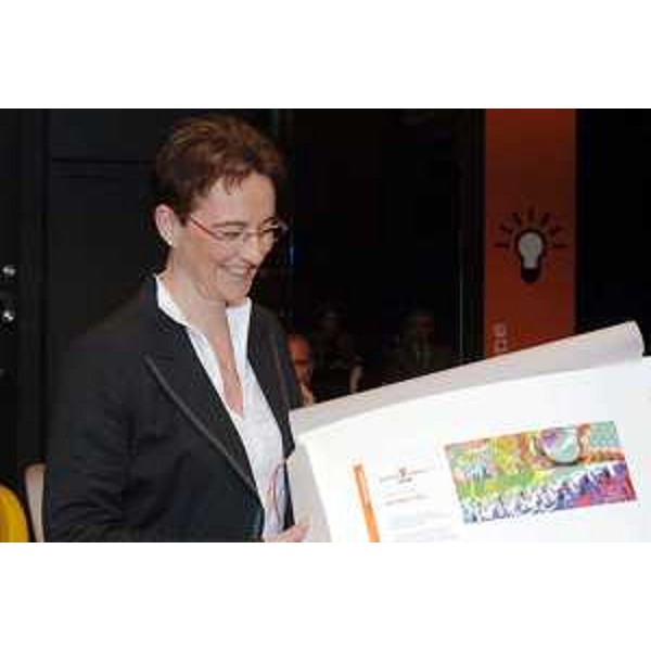  La rappresentante della Actimex Srl dell'Area Science Park (Ts) riceve il Premio Innovazione 2006. (Udine 26/03/07)