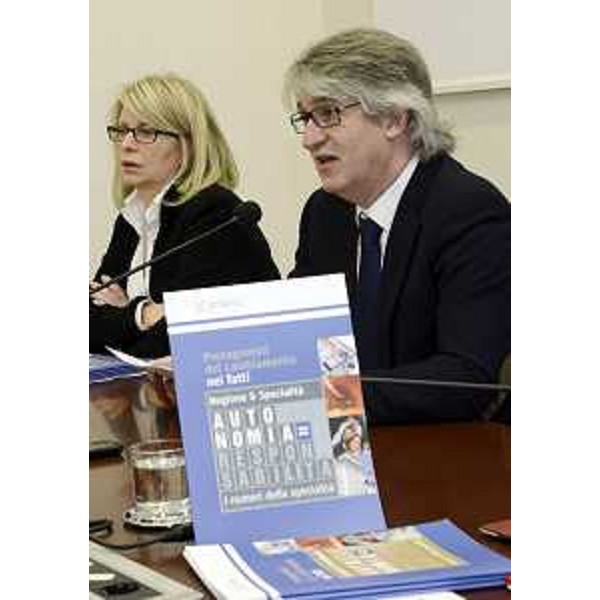 Sandra Savino (Assessore regionale Finanze e Programmazione) e Renzo Tondo (Presidente Friuli Venezia Giulia) nel corso della presentazione dei volumi "I numeri della specialità. Protagonisti del cambiamento nei fatti", nella sede della Regione. (Trieste 06/12/12)