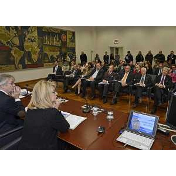 Renzo Tondo (Presidente Friuli Venezia Giulia) e Sandra Savino (Assessore regionale Finanze e Programmazione) nel corso della presentazione dei volumi "I numeri della specialità. Protagonisti del cambiamento nei fatti", nella sede della Regione. (Trieste 06/12/12)