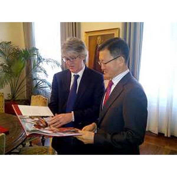 Renzo Tondo (Presidente Friuli Venezia Giulia) e Kim Young Seok [Ambasciatore Repubblica di Corea (Corea del Sud) a Roma] nella sede della Regione FVG. (Trieste 06/12/12)