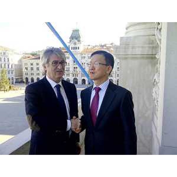Renzo Tondo (Presidente Friuli Venezia Giulia) e Kim Young Seok [Ambasciatore Repubblica di Corea (Corea del Sud) a Roma] nella sede della Regione FVG. (Trieste 06/12/12)