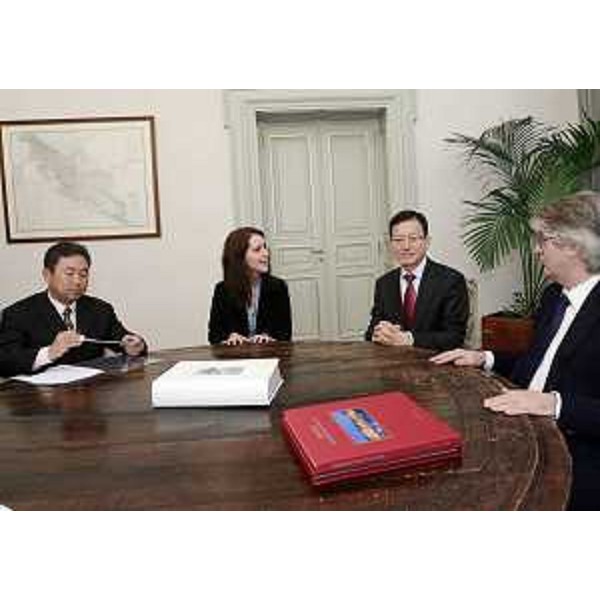 Renzo Tondo (Presidente Friuli Venezia Giulia) riceve Kim Young Seok [Ambasciatore Repubblica di Corea (Corea del Sud) a Roma] nella sede della Regione FVG. (Trieste 06/12/12)