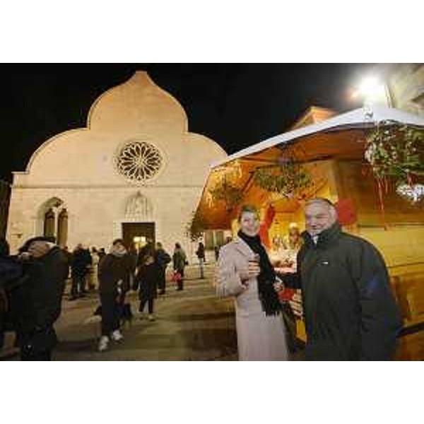 Federica Seganti (Assessore regionale Attività produttive) e Nerio Nesladek (Sindaco Muggia) all'inaugurazione del Mercatino dell'Avvento. (Muggia 06/12/12)