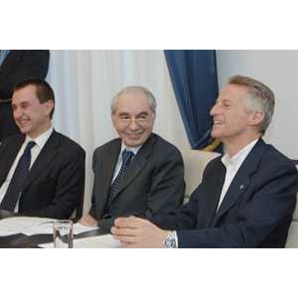 Riccardo Illy (Presidente Regione Friuli Venezia Giulia) con Giuliano Amato (Ministro dell'Interno) e Ettore Rosato (Sottosegretario agli Interni) ritratti in occasione della firma del Protocollo d'intesa 'in materia di politiche integrate di sicurezza urbana'. (Trieste 27/03/07)