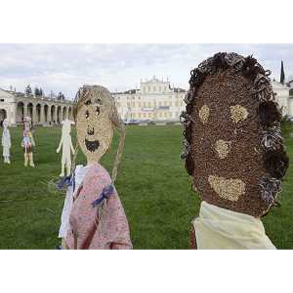 Sagome decorate da allievi di primarie e scuole dell'infanzia del Friuli Venezia Giulia e da frequentanti di associazioni di volontariato impegnate nell'area del disagio, sul prato per "Natale in Villa". (Villa Manin di Passariano 07/12/12)