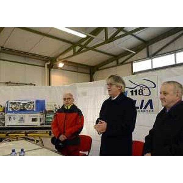 Elio Carchietti (Responsabile Elisoccorso), Renzo Tondo (Presidente Friuli Venezia Giulia) e Carlo Favaretti (Direttore Azienda ospedaliero-universitaria "Santa Maria della Misericordia" Udine) alla presentazione della culla termica per l'estensione dell'elisoccorso 118 alla neonatologia. (Udine 10/12/12)