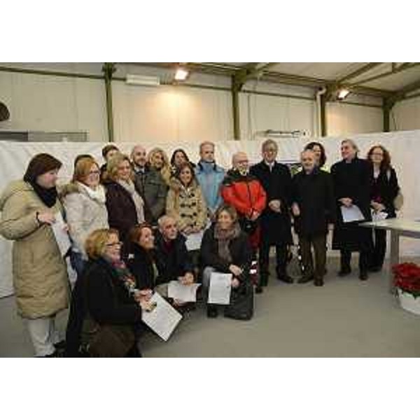 Elio Carchietti (Responsabile Elisoccorso), Renzo Tondo (Presidente Friuli Venezia Giulia) e Carlo Favaretti (Direttore Azienda ospedaliero-universitaria "Santa Maria della Misericordia" Udine) con medici e infermieri abilitati all'elisoccorso 118. (Udine 10/12/12)