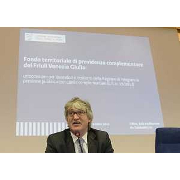 Renzo Tondo (Presidente Friuli Venezia Giulia) nel corso dell'illustrazione del Fondo territoriale di previdenza complementare del FVG. (Udine 10/12/12)