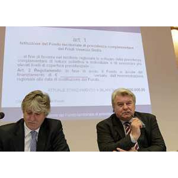Renzo Tondo (Presidente Friuli Venezia Giulia) ed Elio De Anna (Assessore regionale Funzione pubblica) nel corso dell'illustrazione del Fondo territoriale di previdenza complementare del FVG. (Udine 10/12/12)