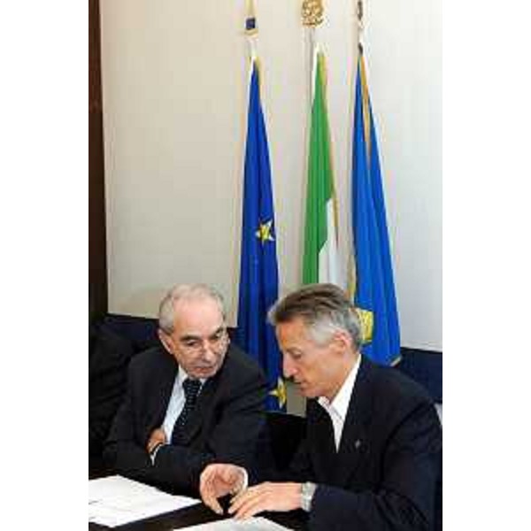 Riccardo Illy (Presidente Regione Friuli Venezia Giulia) con Giuliano Amato (Ministro dell'Interno) ritratti in occasione della firma del Protocollo d'intesa 'in materia di politiche integrate di sicurezza urbana'. (Trieste 27/03/07)