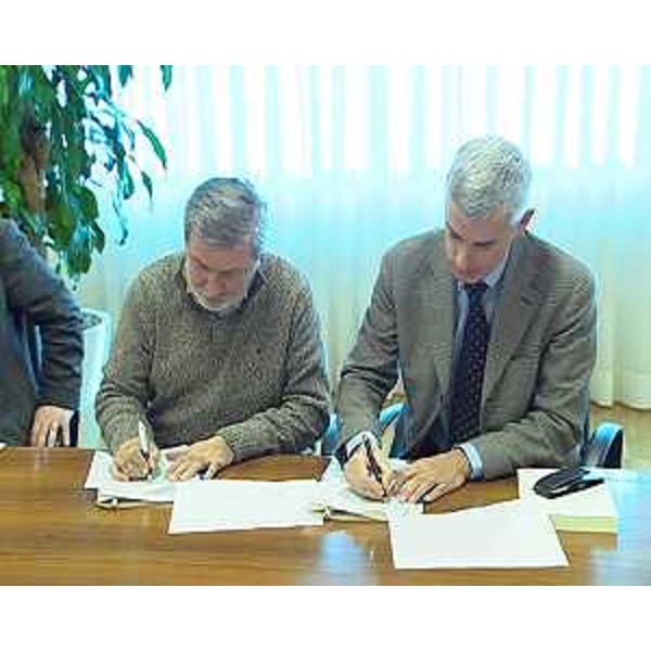 Lorenzo Zanon (Presidente ARLeF) e Paolo Bordon (Direttore generale ASS 5) alla firma del protocollo d'intesa tra la ARLeF-Agjenzie Regjonâl pe Lenghe Furlane e la ASS-Azienda per i Servizi Sanitari n. 5 "Bassa Friulana". (Udine 12/12/12)