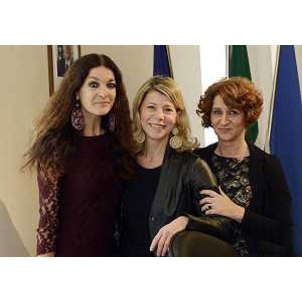 Marina Suma (Attrice), Federica Seganti (Assessore regionale Attività produttive) e Daniela Michelli (Artista) alla presentazione del progetto artistico multimediale "Profondo Mare". (Trieste 13/12/12)
