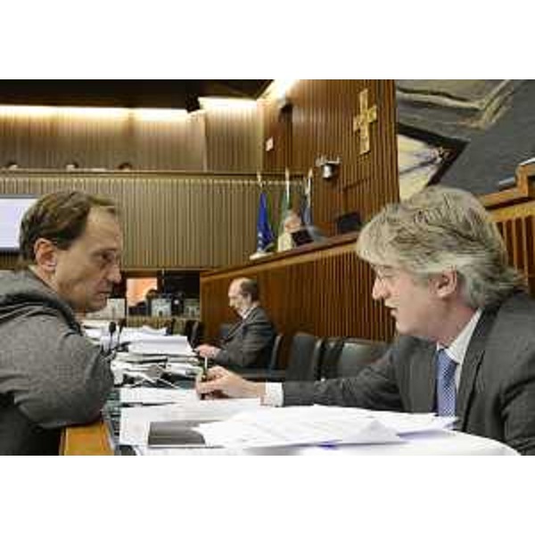 Luca Ciriani (Vicepresidente FVG e assessore regionale Salute Integrazione socio sanitaria Politiche sociali Protezione civile) e Renzo Tondo (Presidente Friuli Venezia Giulia) durante l'esame della Finanziaria 2013, in Consiglio regionale. (Trieste 18/12/12)
