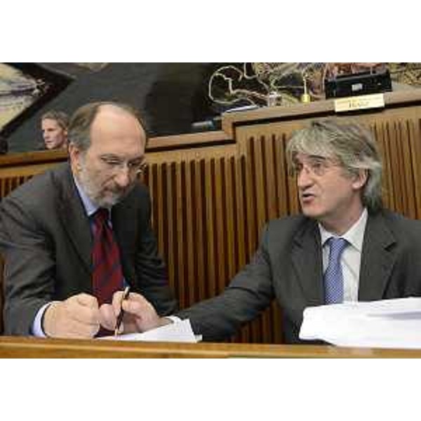 Riccardo Riccardi (Assessore regionale Infrastrutture Mobilità Pianificazione territoriale Lavori pubblici) e Renzo Tondo (Presidente Friuli Venezia Giulia) durante l'esame della Finanziaria 2013, in Consiglio regionale. (Trieste 18/12/12)
