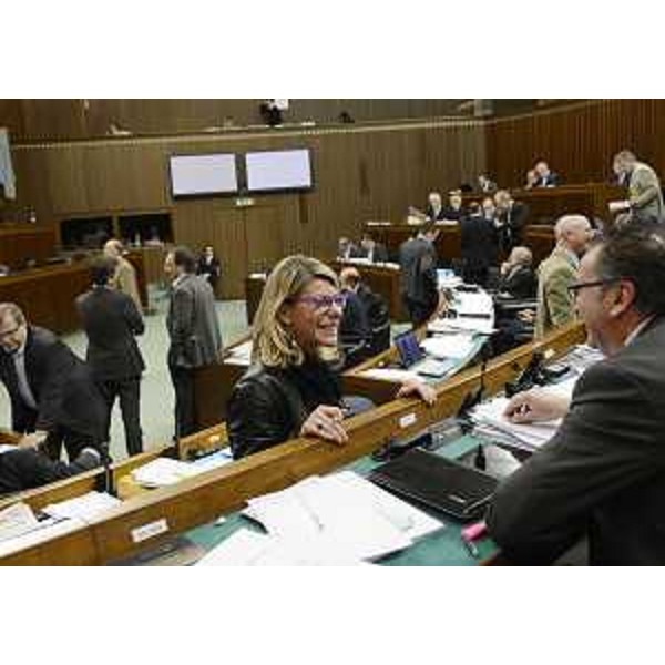 Federica Seganti (Assessore regionale Attività produttive Polizia locale Sicurezza) durante l'esame della Finanziaria 2013, in Consiglio regionale. (Trieste 18/12/12)