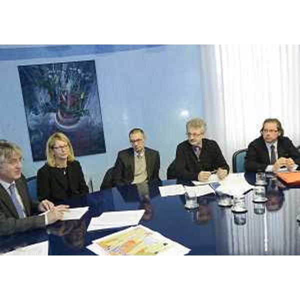Renzo Tondo (Presidente Friuli Venezia Giulia) e Sandra Savino (Assessore regionale Programmazione) alla firma dell'intesa per l'Accordo di Programma per la realizzazione dell'Ospedale e della Cittadella della Salute di Pordenone. (Trieste 18/12/12)