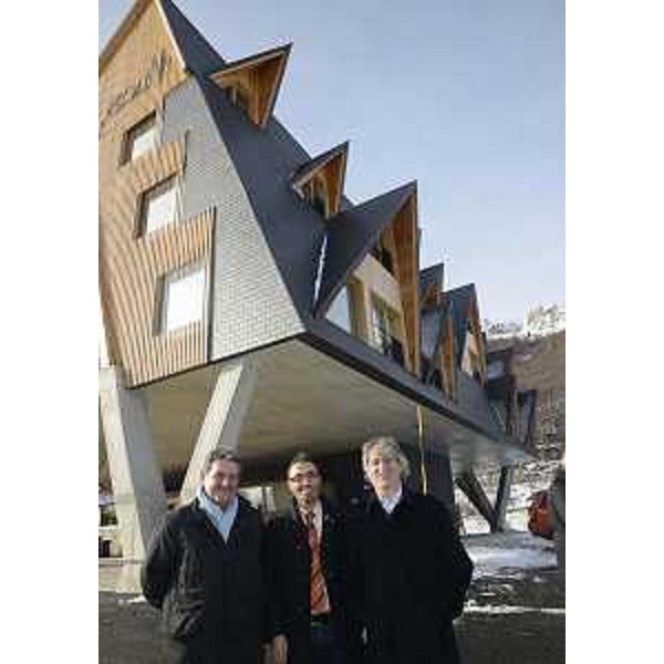 Franco Pessot e Stefano Mazzolini (Consigliere e presidente Promotur) con Renzo Tondo (Presidente Friuli Venezia Giulia) davanti all'hotel "1301 Inn", realizzato da Promotur al posto della vecchia Foresteria. (Piancavallo 22/12/12)