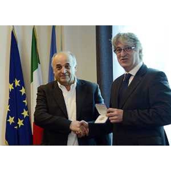 Renzo Tondo (Presidente Friuli Venezia Giulia) saluta e ringrazia Domenico Tranquilli, direttore dell'Agenzia regionale del Lavoro che conclude la sua attività. (Udine 28/12/12)