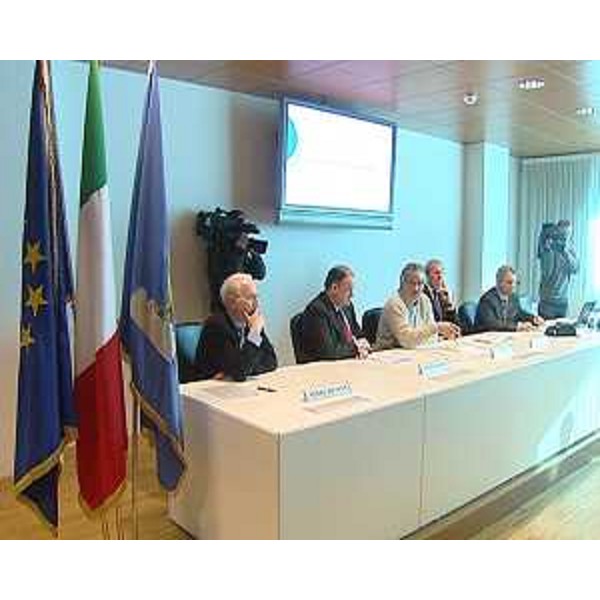 Roberto Molinaro (Assessore regionale Università Ricerca) e Renzo Tondo (Presidente Friuli Venezia Giulia) alla conferenza stampa di presentazione dei tre cluster tecnologici nazionali, banditi dal MIUR, a cui partecipa il FVG. (Udine 03/01/13)