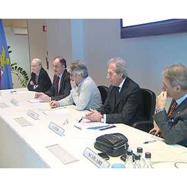 Roberto Molinaro (Assessore regionale Università Ricerca) e Renzo Tondo (Presidente Friuli Venezia Giulia) alla conferenza stampa di presentazione dei tre cluster tecnologici nazionali, banditi dal MIUR, a cui partecipa il FVG. (Udine 03/01/13)