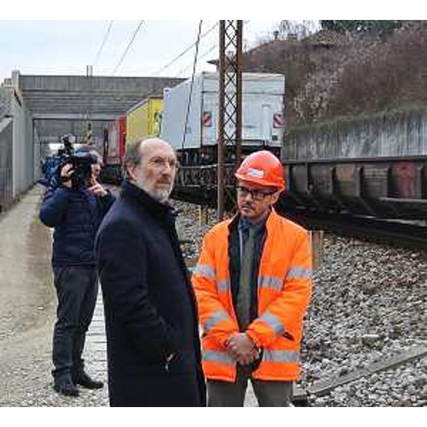 Riccardo Riccardi (Assessore regionale Infrastrutture) e Carlo Di Giuseppe (Direttore compartimentale RFI Nord Est) in sopralluogo lungo la linea interrata tra il Bivio Cividale e il Punto di smistamento VAT. (Udine 08/01/13)