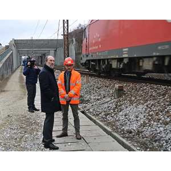 Riccardo Riccardi (Assessore regionale Infrastrutture) e Carlo Di Giuseppe (Direttore compartimentale RFI Nord Est) in sopralluogo lungo la linea interrata tra il Bivio Cividale e il Punto di smistamento VAT. (Udine 08/01/13)