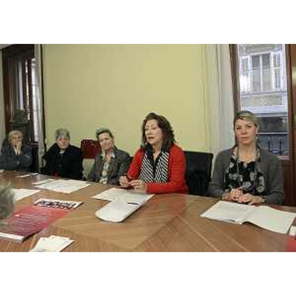 Maria Luisa Vaccari e Fedra Florit (Presidente e direttore artistico Chamber Music) con Federica Seganti (Assessore regionale Attività produttive) alla presentazione della Stagione musicale 2013 dell'Associazione Chamber Music. (Trieste 10/01/13)