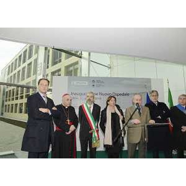 L.Ciriani (Assessore regionale Salute), A.B.Mazzocato (Arcivescovo Udine), F.Honsell (Sindaco Udine), C.Compagno (Rettore Università Udine), C.Favaretti (Direttore generale Ospedale S.M.d.M. Udine), R.Tondo (Presidente Friuli Venezia Giulia) e P.Fontanini (Presidente Provincia Udine) all'inaugurazione dei nuovi spazi dell'Ospedale Santa Maria della Misericordia. (Udine 11/01/13)
