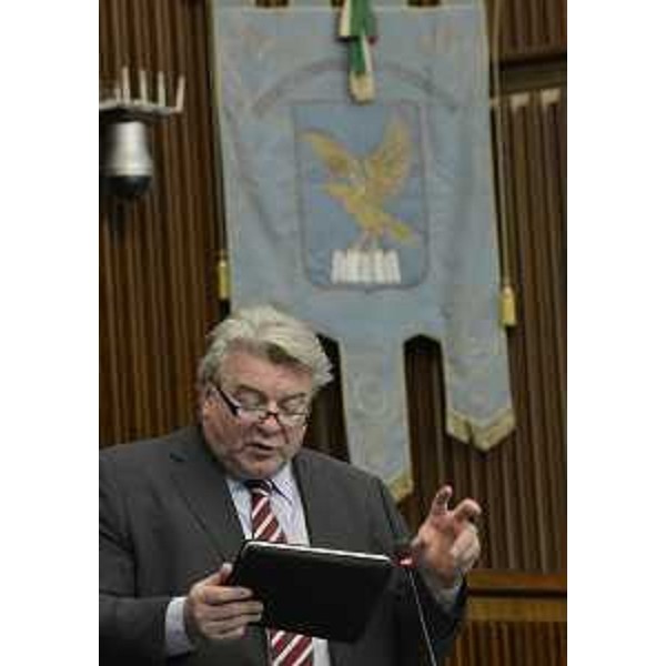 Elio De Anna (Assessore regionale Cultura, Sport, Relazioni internazionali e comunitarie, Funzione pubblica, Autonomie locali e Coordinamento Riforme) durante il question time in Consiglio regionale. (Trieste 01/02/13)