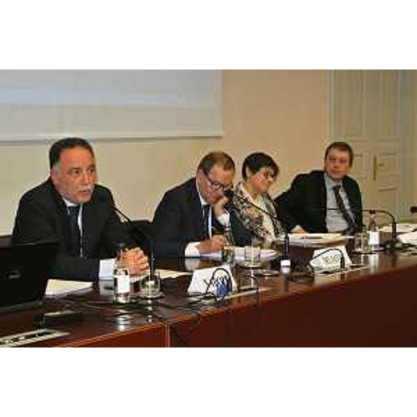 G.Napoli e A.L.Del Favero (Presidenti regionale e nazionale Federsanità ANCI), T.di Fiandra (Direzione generale Prevenzione - Ministero Salute) e G.Cortiula (Direttore centrale Salute Integrazione socio sanitaria Politiche sociali Regione FVG) al seminario sugli obiettivi della "mini" riforma sanitaria nazionale. (Trieste 08/02/13)