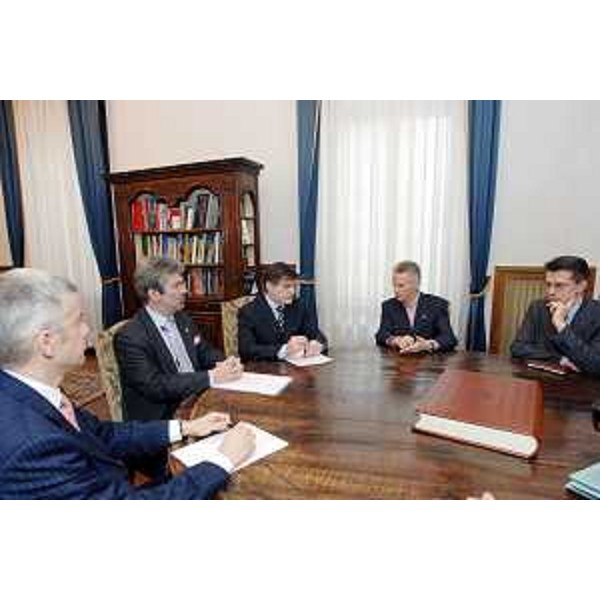 Riccardo Illy (Presidente Regione Friuli Venezia Giulia) con i dirigenti del Burlo Garofolo di Trieste e del CRO di Aviano in occasione della firma dei contratti. (Trieste 02/04/07)