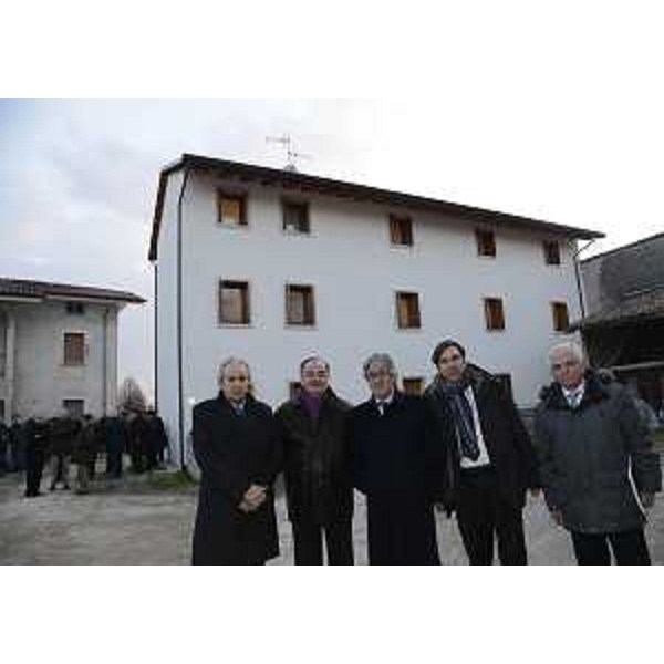 Gli assessori alla Famiglia Adriano Piuzzi (Provincia Udine) e Roberto Molinaro (Regione FVG), Renzo Tondo (Presidente Friuli Venezia Giulia), Daniele Damele (Commissario straordinario Comune San Daniele) e Giorgio Ros (Direttore generale ASS 4 Medio Friuli) presso la Comunità alloggio per minori "Casa ex Perosa". (Villanova di San Daniele del Friuli 18/02/13)