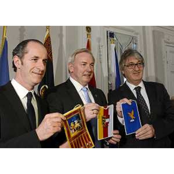 Luca Zaia (Presidente Veneto), Gerhard Doerfler (Governatore Land Carinzia) e Renzo Tondo (Presidente Friuli Venezia Giulia) insieme dopo l'insediamento dell'Assemblea del GECT Euregio "Senza confini". (Klagenfurt 19/02/13)
