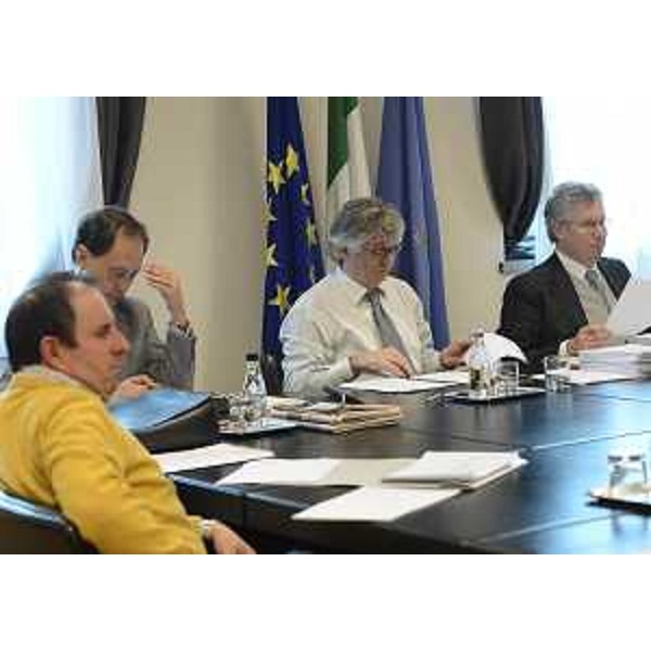 C.Violino (Assessore regionale Risorse rurali agroalimentari forestali), L.Ciriani (Vicepresidente FVG e assessore regionale Salute Integrazione socio sanitaria Politiche sociali Protezione civile), R.Tondo (Presidente Friuli Venezia Giulia) e D.Bertuzzi (Segretario generale Presidenza Giunta regionale) durante la riunione della Giunta regionale. (Udine 20/02/13)