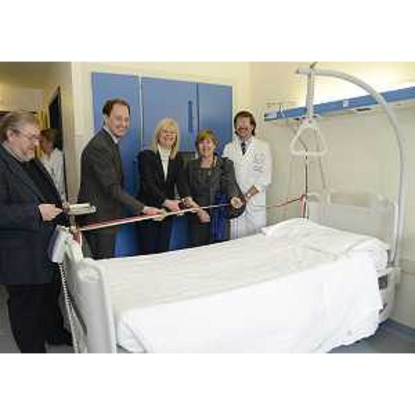 Marco Bertoli (Direttore ASS 2 Isontina), Luca Ciriani (Assessore regionale Salute), Silvia Altran (Sindaco Monfalcone), Maria Augusta Marrosu (Prefetto Gorizia) e Alessandro Cosenzi (Primario Medicina generale San Polo) inaugurano uno dei 180 nuovi letti del San Polo. (Monfalcone 22/02/13)
