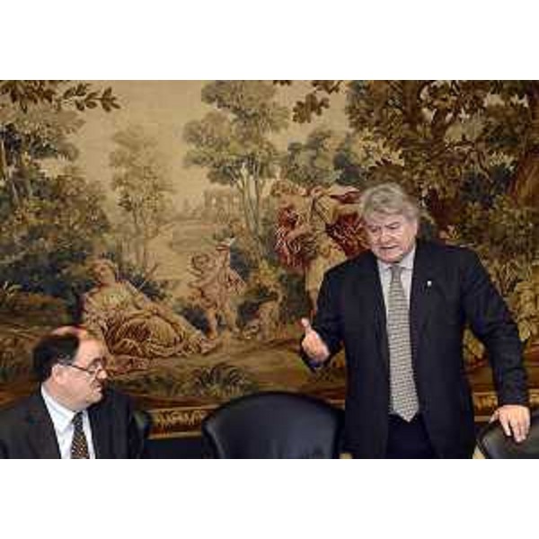 Gli assessori regionali R.Molinaro (Istruzione Università Ricerca Famiglia Associazionismo Cooperazione) ed E.De Anna (Cultura Sport Relazioni internazionali e comunitarie Funzione pubblica Autonomie locali Coordinamento Riforme) durante la riunione della Giunta del FVG. (Trieste 27/02/13)