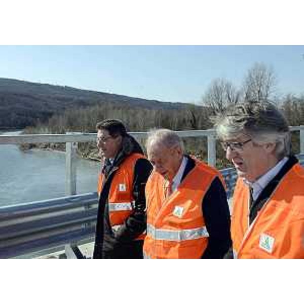 Enrico Gherghetta (Presidente Provincia Gorizia), Ettore Romoli (Sindaco Gorizia) e Renzo Tondo (Presidente Friuli Venezia Giulia) nel corso del sopralluogo ai lavori in corso sul raccordo autostradale Villesse-Gorizia. (Gorizia 28/02/13)