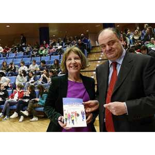 Maria Bruna Pustetto (Autrice "L'Autonomia siamo noi") e Roberto Molinaro (Assessore regionale Istruzione) alla presentazione della pubblicazione "L'Autonomia siamo noi - Storia e specialità della Regione Friuli Venezia Giulia". (Udine 01/03/13)